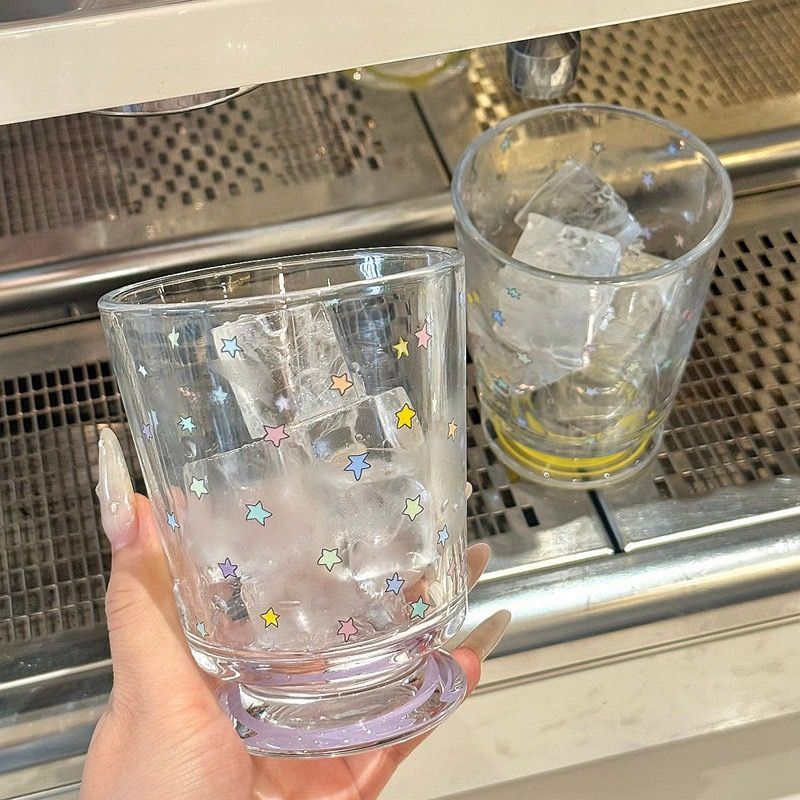 Trinkglas mit buntem Sterndekor