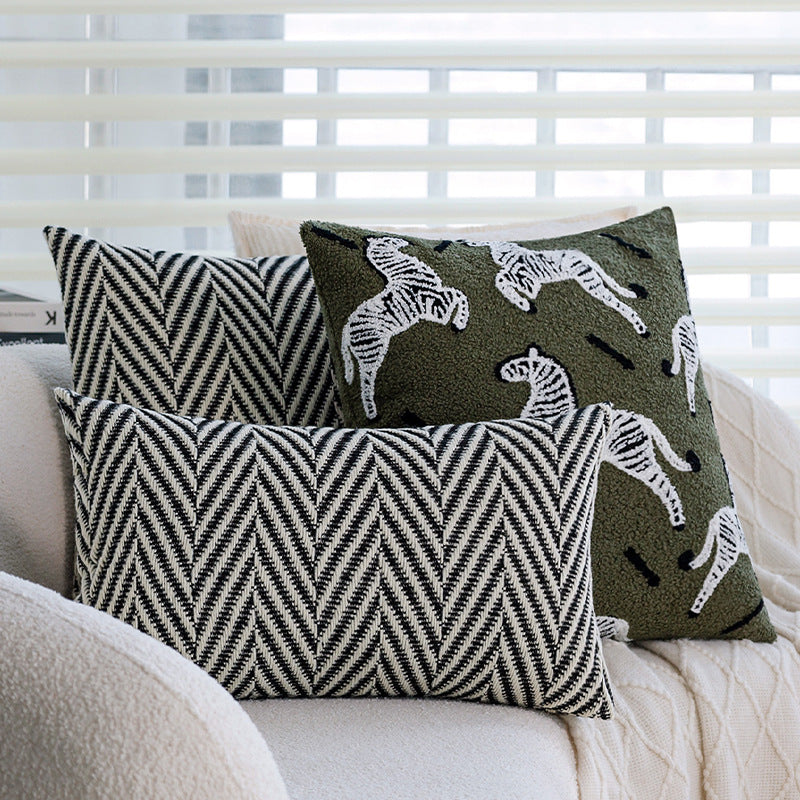 Quadratischer Kissenbezug aus Teddy-Bouclé mit Zebra-Prägung