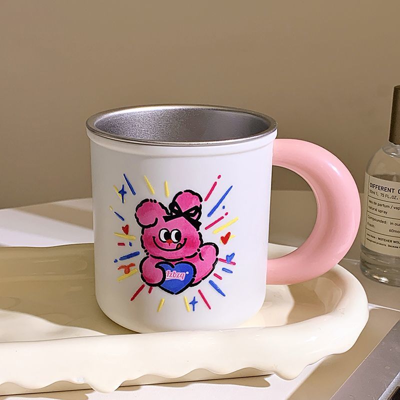 Keramiktasse mit verspieltem Tiermotiv