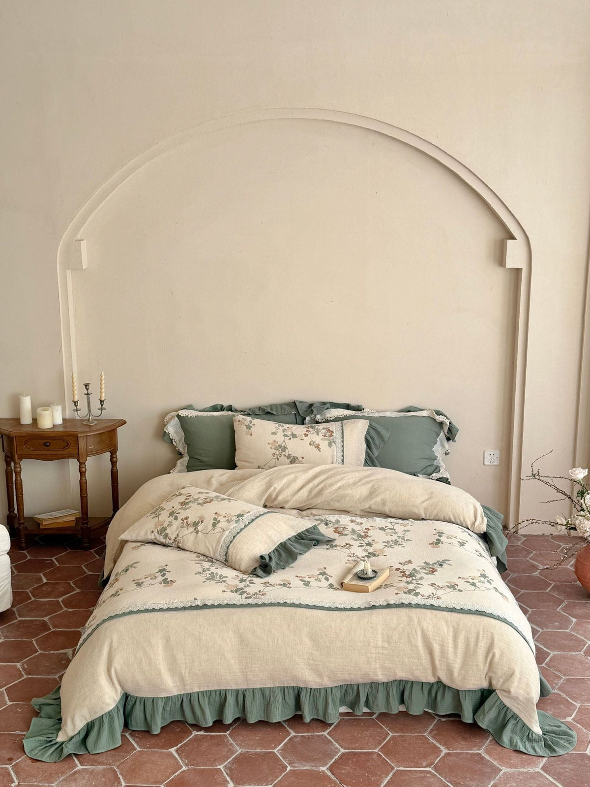 Bedding set made of linen-cotton with delicate floral print and ruffle trim
