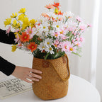 Künstlicher Blumenzweig mit leuchtenden Blüten und zarten Blättern