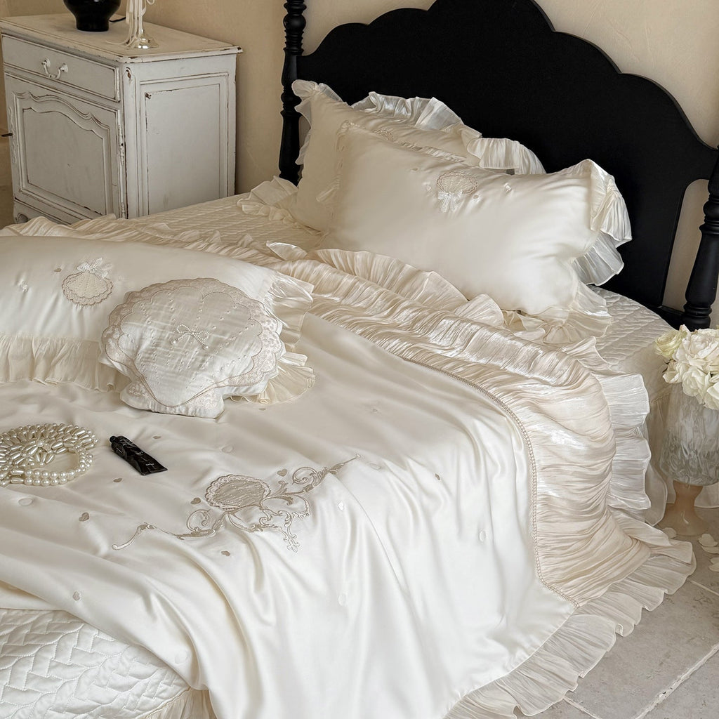 Elegante bestickte Satin-Bettwäsche mit Rüschenkissen und gesteppter Tagesdecke