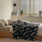 Kuscheldecke mit floraler Bouclé-Oberfläche und Minky-Fleece-Rückseite