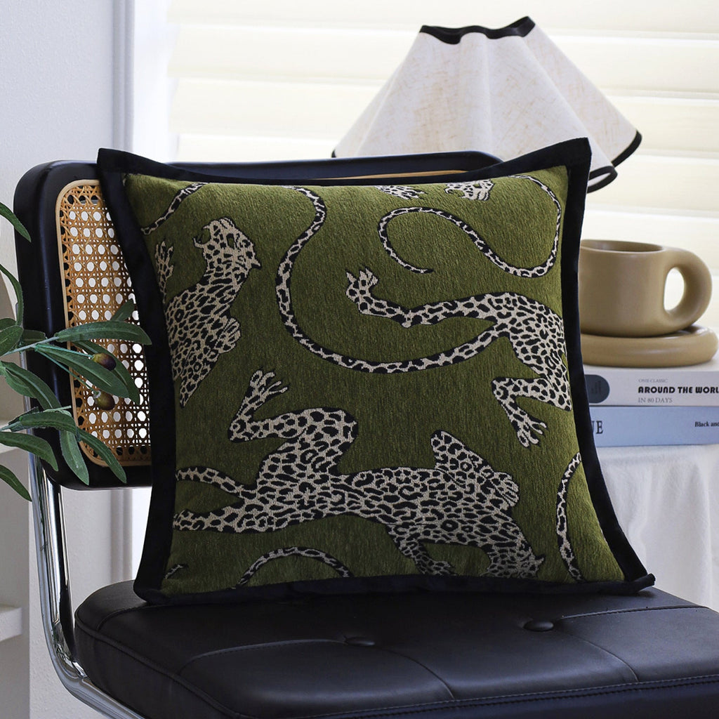 Quadratischer Kissenbezug mit gesticktem Leopardenmuster und Satin-Paspel