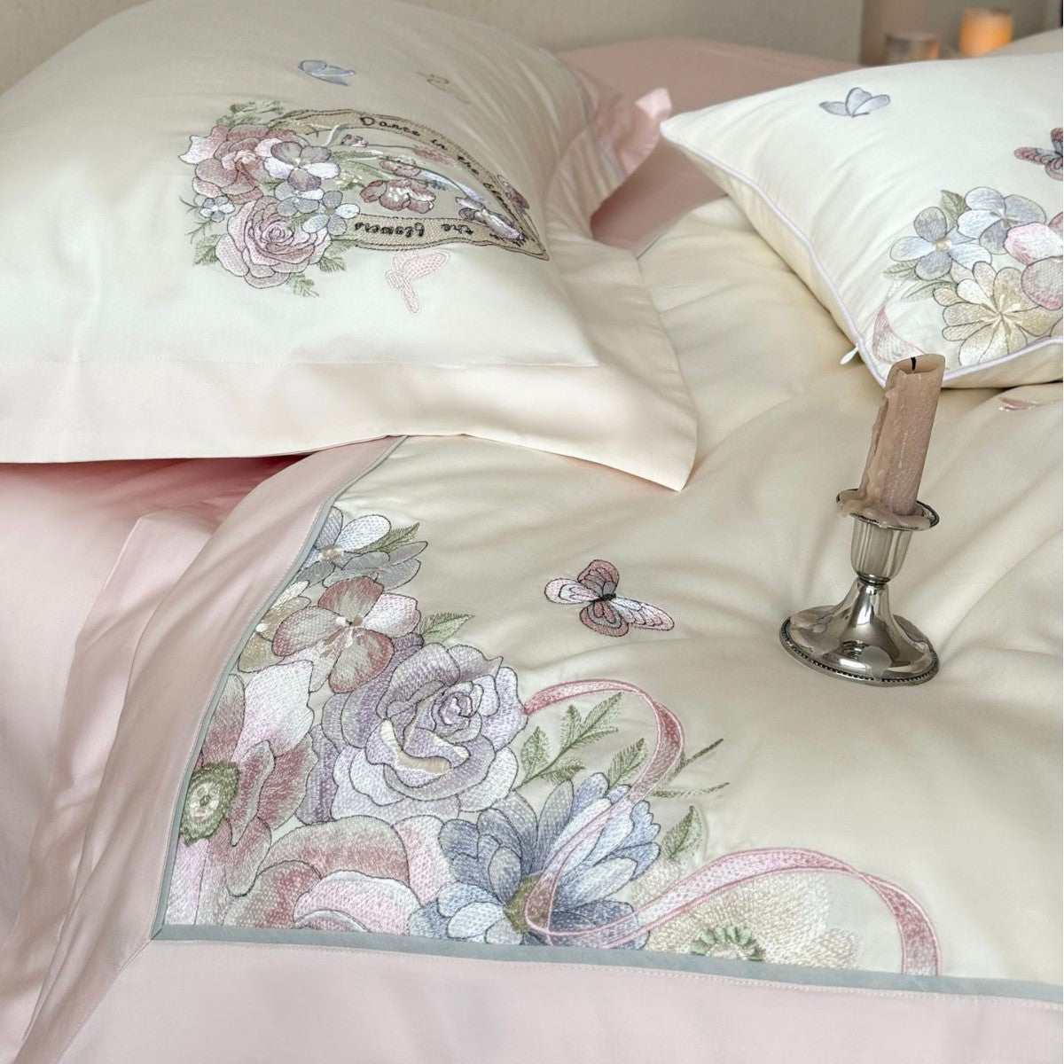 Luxuriöses Baumwollsatin-Bettwäscheset mit Blumenstickerei und Rüschen