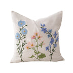 Dekorativer Kissenbezug in Leinenoptik mit handgestickten Wildblumen