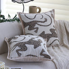 Quadratischer Kissenbezug mit gesticktem Leopardenmuster und Satin-Paspel