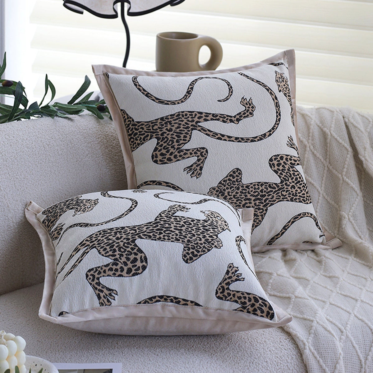 Quadratischer Kissenbezug mit gesticktem Leopardenmuster und Satin-Paspel