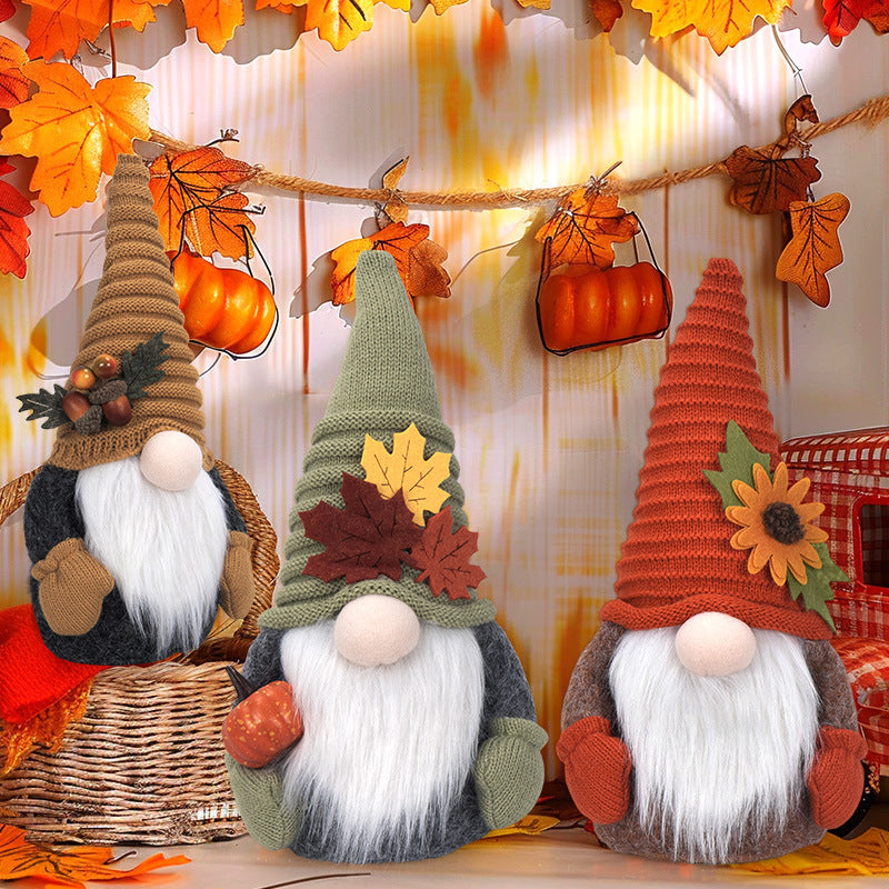 Herbstlicher handgefertigter Wichtel mit Strickmütze, Filzblatt-Applikation und Kürbis-Detail