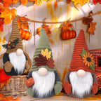 Herbstlicher handgefertigter Wichtel mit Strickmütze, Filzblatt-Applikation und Kürbis-Detail