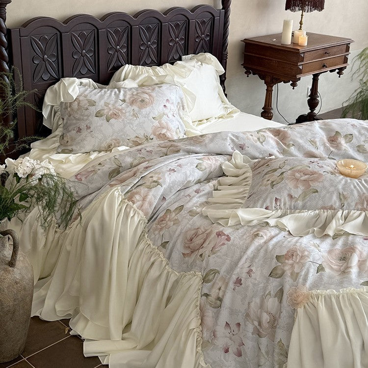 Bettwäsche-Set aus Baumwollsatin mit floralem Rosenmuster und voluminöser Rüsche