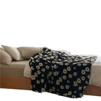 Kuscheldecke mit floraler Bouclé-Oberfläche und Minky-Fleece-Rückseite