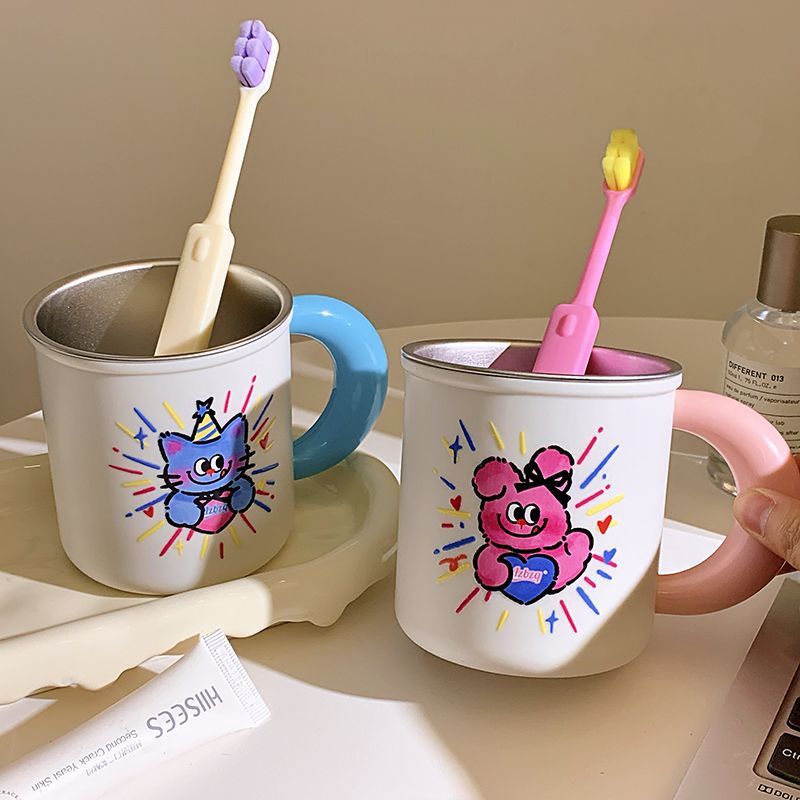 Keramiktasse mit verspieltem Tiermotiv