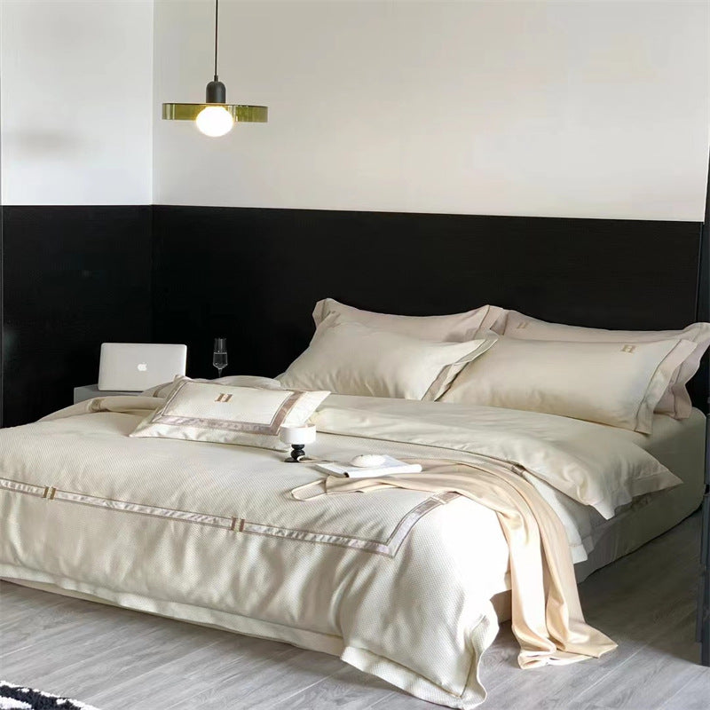 Exklusives Satin-Bettwäsche-Set mit feiner Paspelierung und Monogramm-Stickerei
