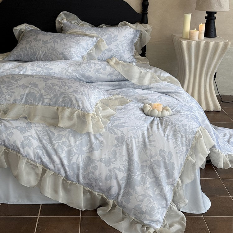 Elegantes Bettwäsche-Set aus Satin-Jacquard mit floralem Relief und Rüschen