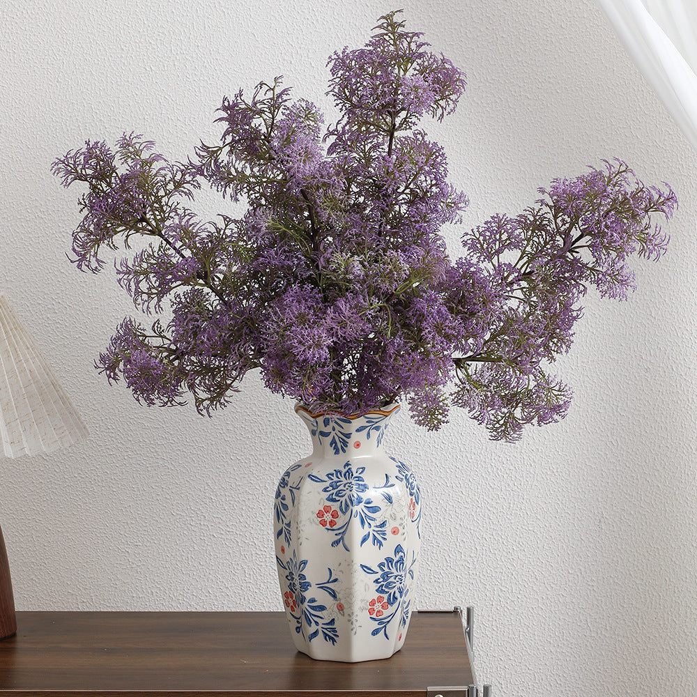 Künstlicher Blumenzweig mit zarten lila Blüten