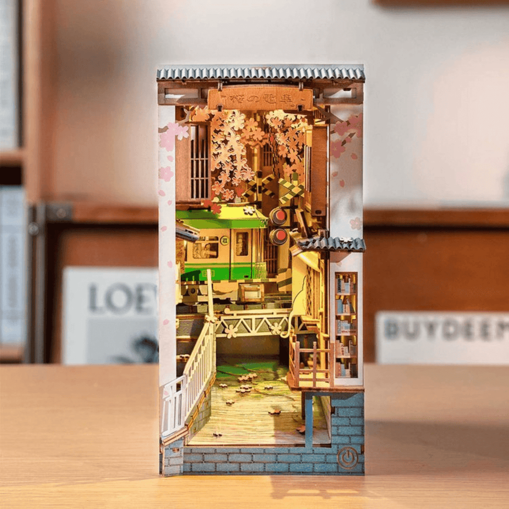 Sakura Densya Diorama Bookend