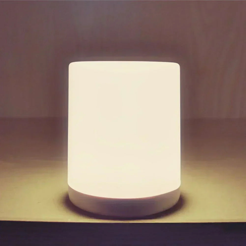 Dimmbare LED-Tischleuchte mit USB-Anschluss