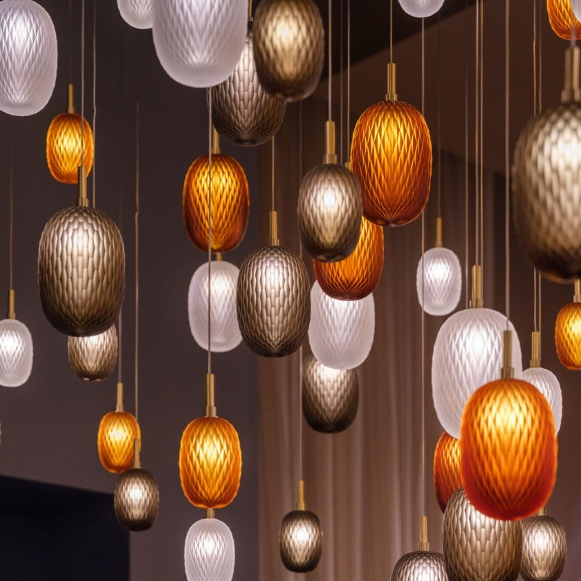 Design-Pendelleuchte mit Glaskugel