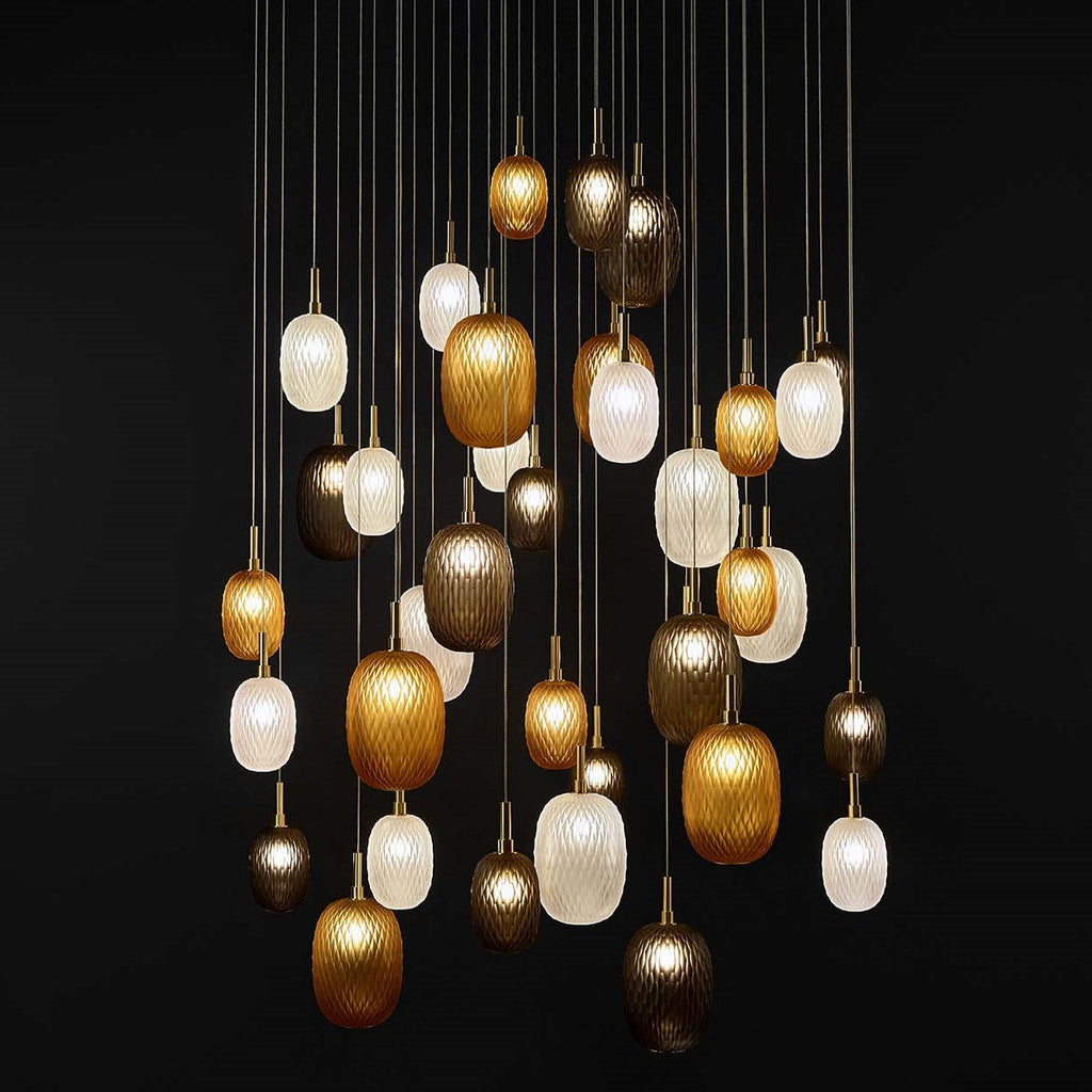 Design-Pendelleuchte mit Glaskugel