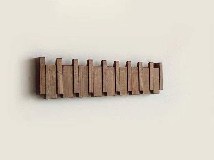 Elegante Garderobenleiste aus Holz im Klavier-Design