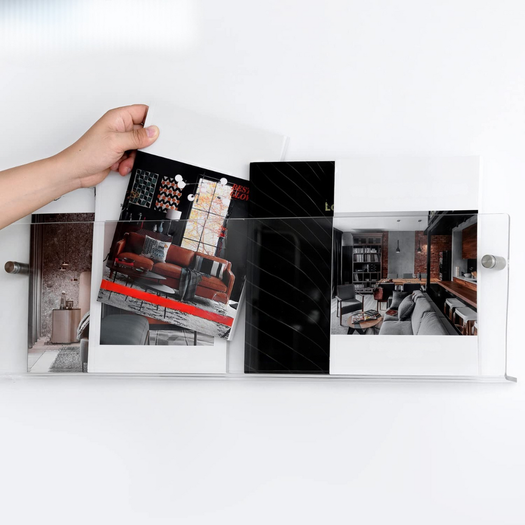 Wandregal aus klarem Acryl als Zeitschriftenhalter