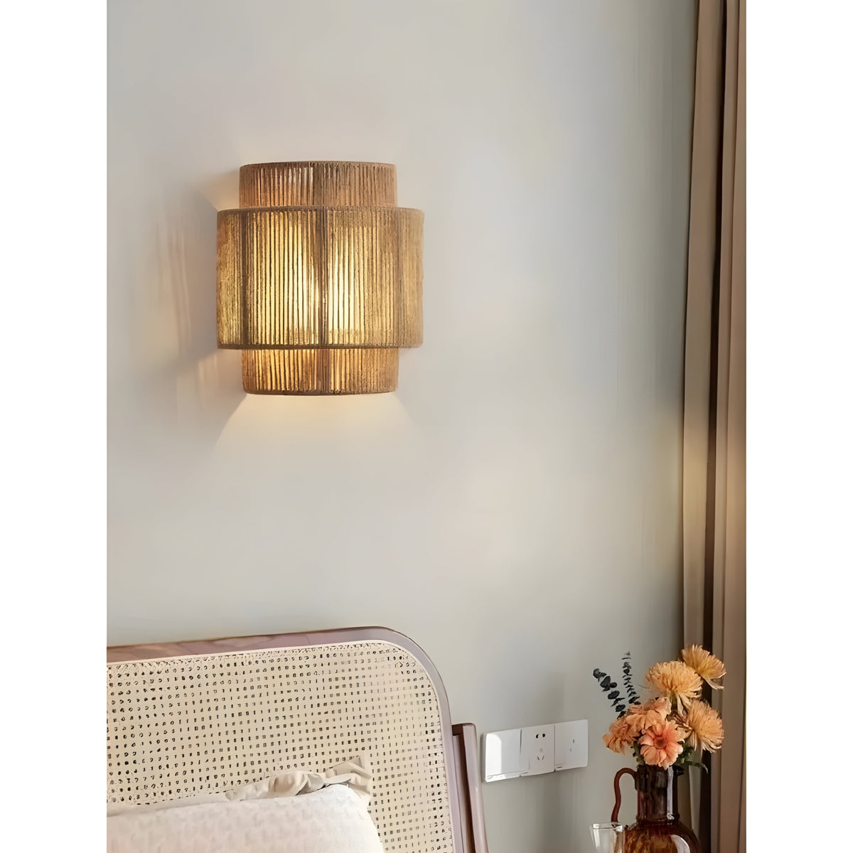 Moderne Rattan-Wandleuchte